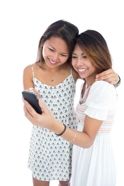 Due donne asiatiche felici utilizzando uno smartphone — Foto Stock