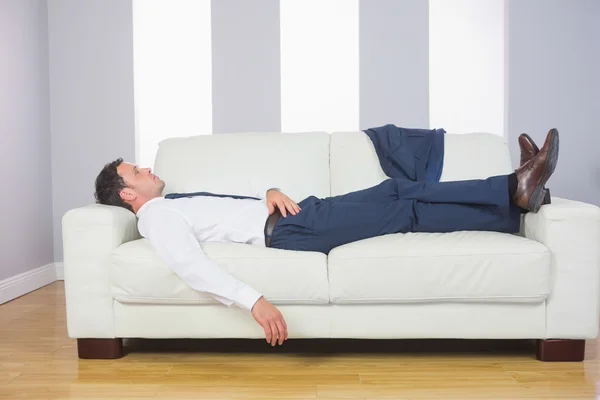 Cansado hombre de negocios guapo acostado en el sofá — Foto de Stock