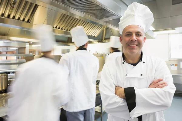 Capo chef posa orgoglioso in cucina — Foto Stock