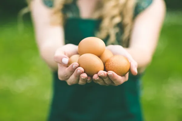 Jonge vrouw weergegeven: eieren — Stockfoto