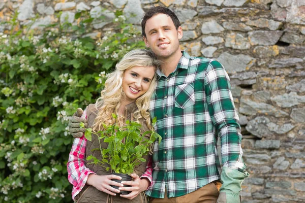 Pareja de pie en un jardín — Foto de Stock