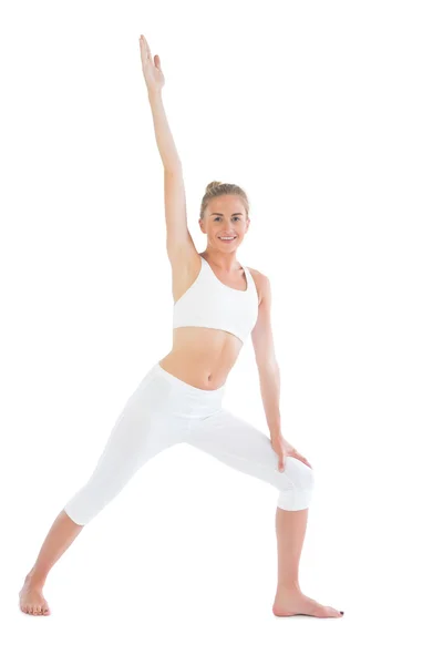 Stonowanych uśmiechający się blondynka robi ćwiczenia jogi — Zdjęcie stockowe