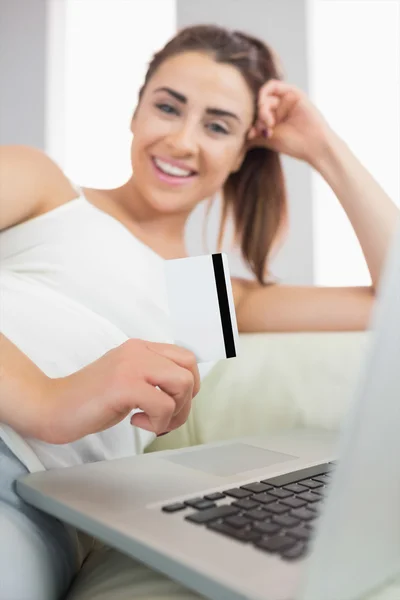 그녀의 노트북을 사용 하 여 온라인 쇼핑을 위한 좋은 여자를 웃 고 — 스톡 사진