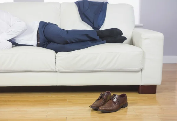 ソファに横になっている男性の足のクローズ アップ — ストック写真