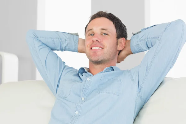 Sonriente hombre casual relajándose con los brazos cruzados — Foto de Stock