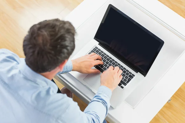 Magas, szög, kilátás a hétköznapi ember használ laptop — Stock Fotó