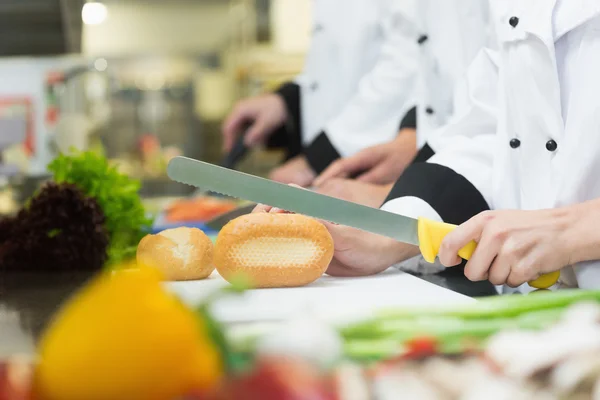 Close up van chef-kok snijden broodje — Stockfoto