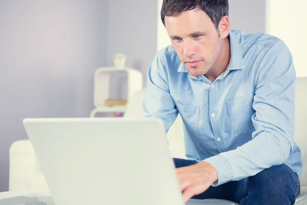 Zawartość przypadkowy mężczyzna patrząc na laptopa — Zdjęcie stockowe