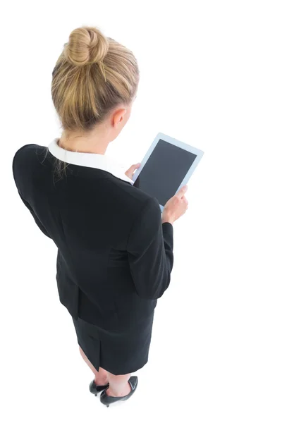 Bionda giovane donna d'affari facendo uso del suo tablet — Foto Stock