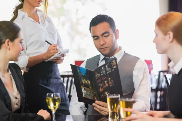 Hombre de negocios guapo pidiendo la cena a la camarera — Foto de Stock