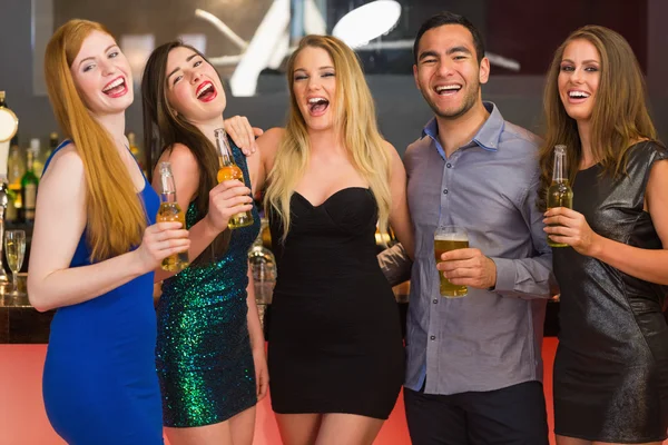 Laughing friends holding beers posing — Stock Photo, Image