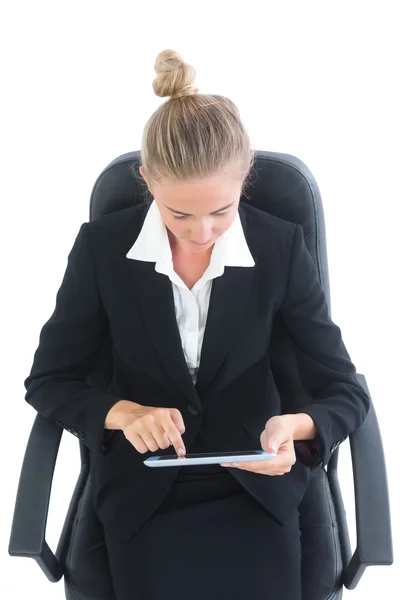 Konzentrierte junge Geschäftsfrau mit ihrem Tablet — Stockfoto