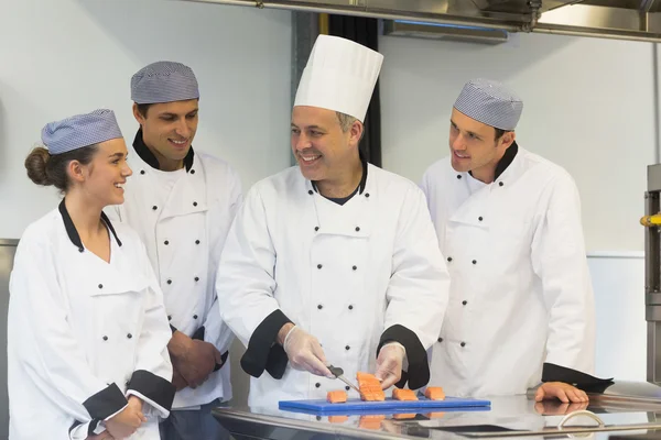 Lachende chef-kok onderwijzen hoe te te Zalm Filet pur — Stockfoto