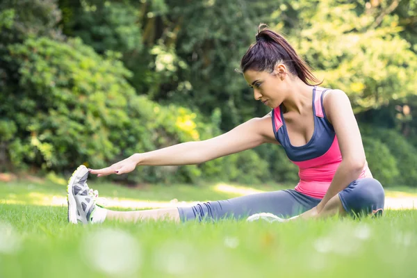 Ziemlich sportliche Frau streckt ihr Bein — Stockfoto