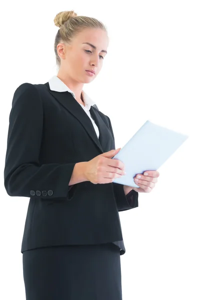 Seitenansicht einer blonden jungen Frau, die ihr Tablet benutzt — Stockfoto