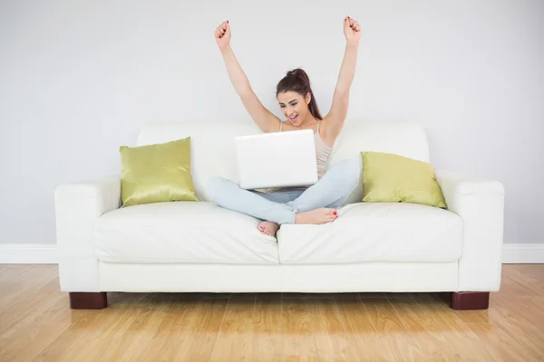 Vrolijke jonge vrouw die gebruik maken van haar laptop — Stockfoto