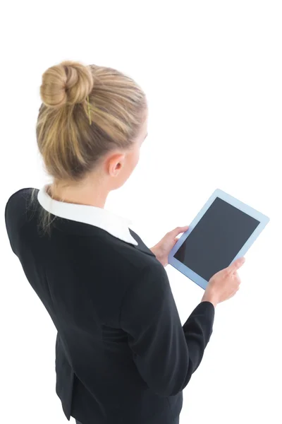 Mooie blonde zakenvrouw met behulp van haar Tablet PC — Stockfoto