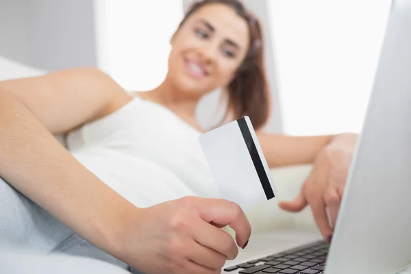 Молода жінка використовує свій ноутбук для онлайн-покупки — стокове фото
