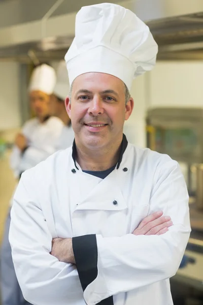 Orgulhoso chef maduro posando em uma cozinha — Fotografia de Stock