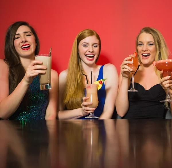 Laughing friends holding cocktails — Stock Photo, Image