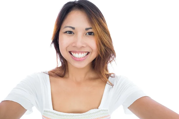 Bonita mujer asiática sonriendo a la cámara —  Fotos de Stock