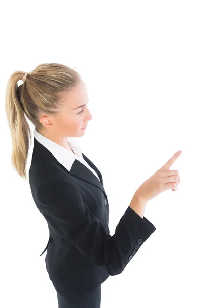 Blond ponytailed affärskvinna som pekar — Stockfoto