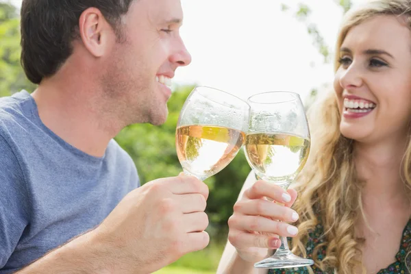 Brinde de casal alegre com vinho branco — Fotografia de Stock
