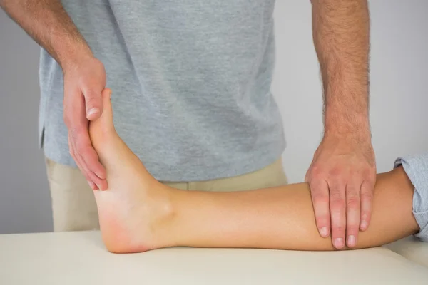 Physiotherapist checking patients foot — Stock Photo, Image