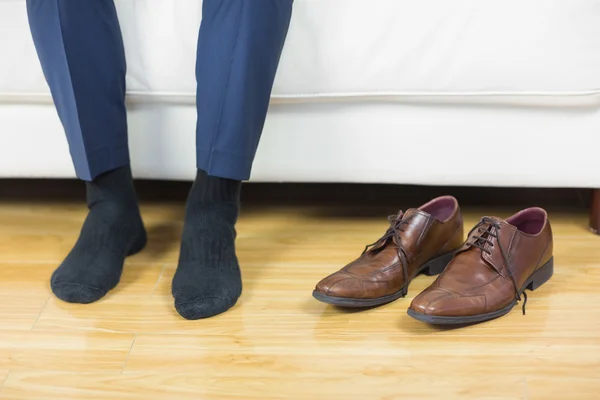 Закрыть мужские ноги и обувь — стоковое фото