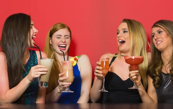 Chatting friends holding cocktails — Stock Photo, Image
