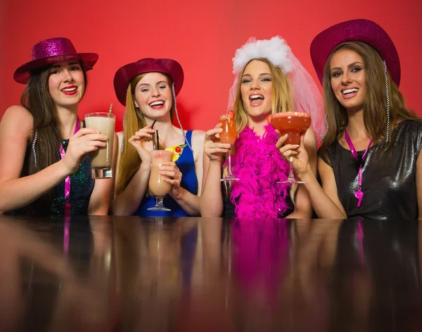 Riendo amigos teniendo despedida de soltera celebrando cócteles —  Fotos de Stock