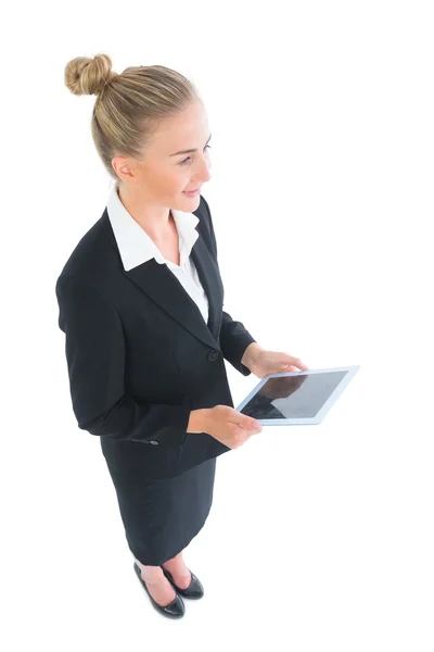Seitenansicht einer fröhlichen Geschäftsfrau, die ihr Tablet in der Hand hält — Stockfoto