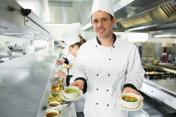 Szczęśliwy szef kuchni, prezentując dwa rodzaje zupy — Zdjęcie stockowe