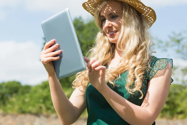 Jungbäuerin checkt ihr Tablet — Stockfoto