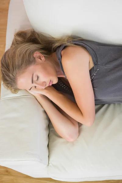 Casual pretty blonde lying on couch sleeping — Stock Photo, Image