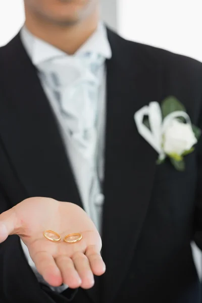 Noivo jovem mostrando anéis de casamento — Fotografia de Stock