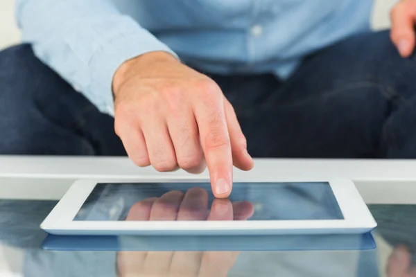 Close up of finger from man touching tablet — Stock Photo, Image