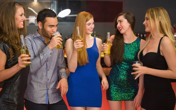 Amigos falantes em um bar — Fotografia de Stock