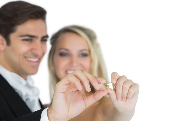 年轻人破坏夫妇展示他们的结婚戒指 — 图库照片