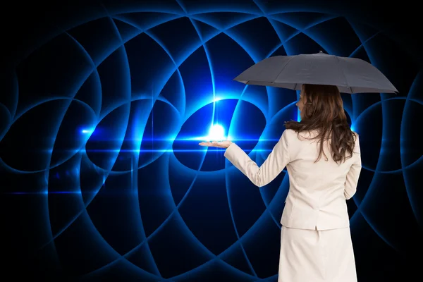 Samengestelde afbeelding van elegante zakenvrouw houden zwarte paraplu — Stockfoto
