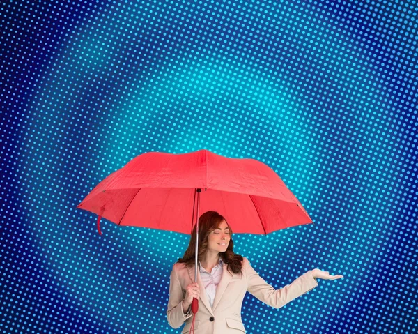 Attraktiva affärskvinna anläggning paraply — Stockfoto