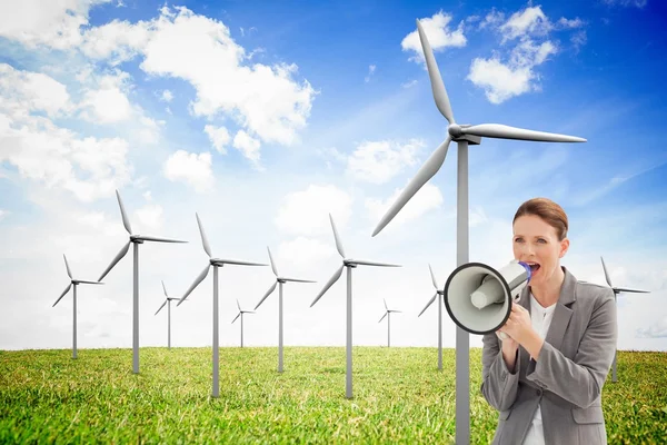 Morena empresária falando em um megafone — Fotografia de Stock