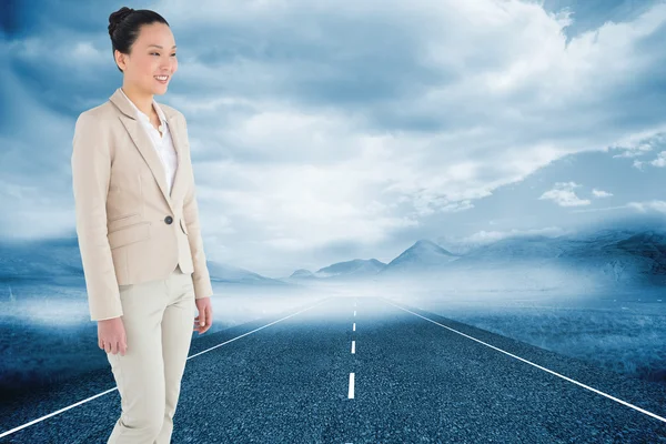 Immagine composita di donna d'affari asiatica sorridente che cammina — Foto Stock