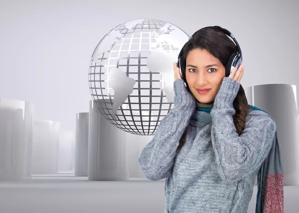Model wearing winter clothes listening to music — Stock Photo, Image
