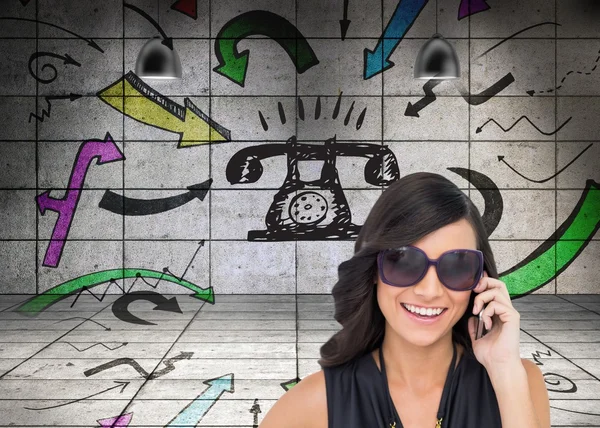 Cheerful elegant brunette on the phone wearing sunglasses — Stock Photo, Image