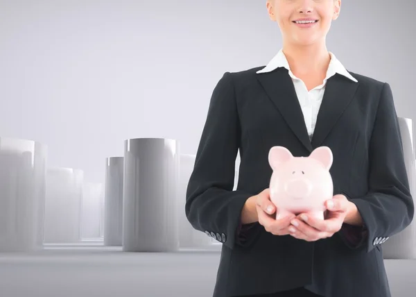 Empresária segurando banco porquinho — Fotografia de Stock