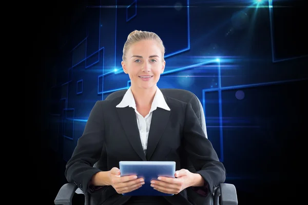 Immagine composita di donna d'affari seduta su sedia girevole con tablet — Foto Stock