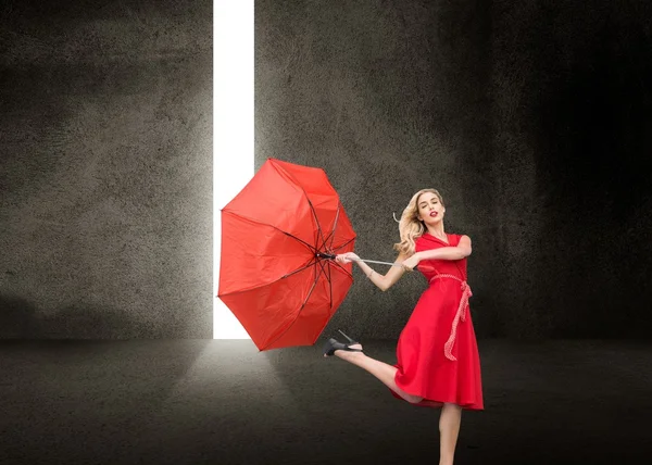 Mulher bonita vestindo vestido vermelho segurando guarda-chuva — Fotografia de Stock