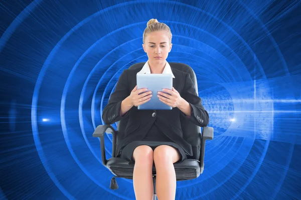 Mujer de negocios elegante concentrada usando su tableta —  Fotos de Stock