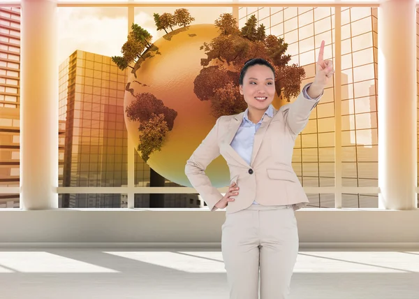Compuesto imagen de sonriente asiática mujer de negocios señalando —  Fotos de Stock
